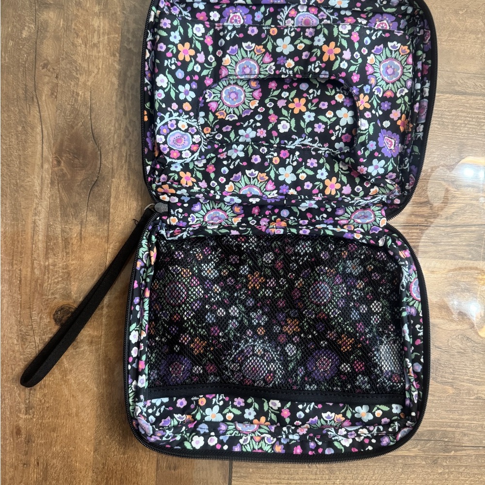 Vera Bradley baby wipes pouch. - Picture 2 of 3